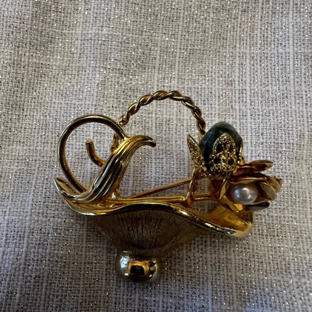 Elegant Gold Floral Brooch with Pearl Accent featuring a jade green stone